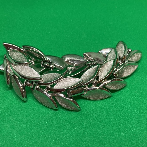 Vintage Crown Trifari Bracelet Silver Tone In New Velvet Box - Picture 8 of 12